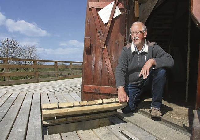 Gerd Krüger zeigt anhand der Bodenklappe, wie massiv die neue Galerie rund um die Brockeler Mühle gebaut ist.